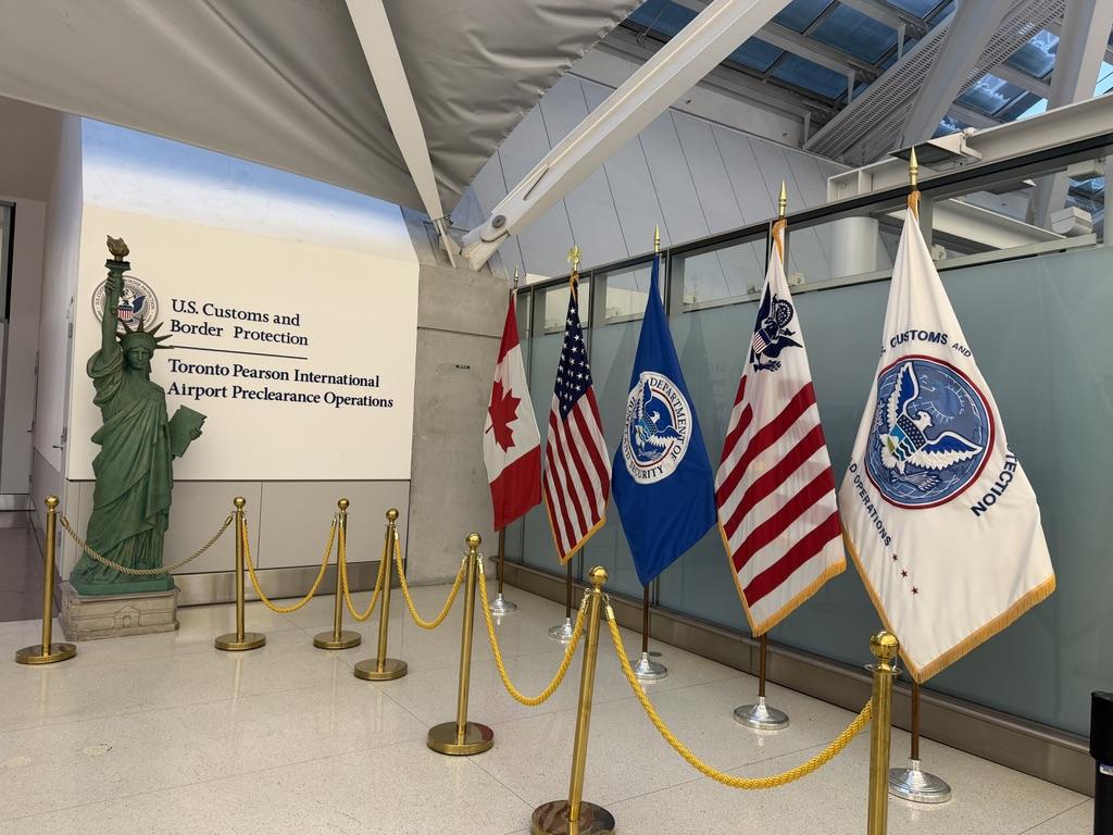 トロント空港のアメリカ入国審査（U.S. Customs）エリア