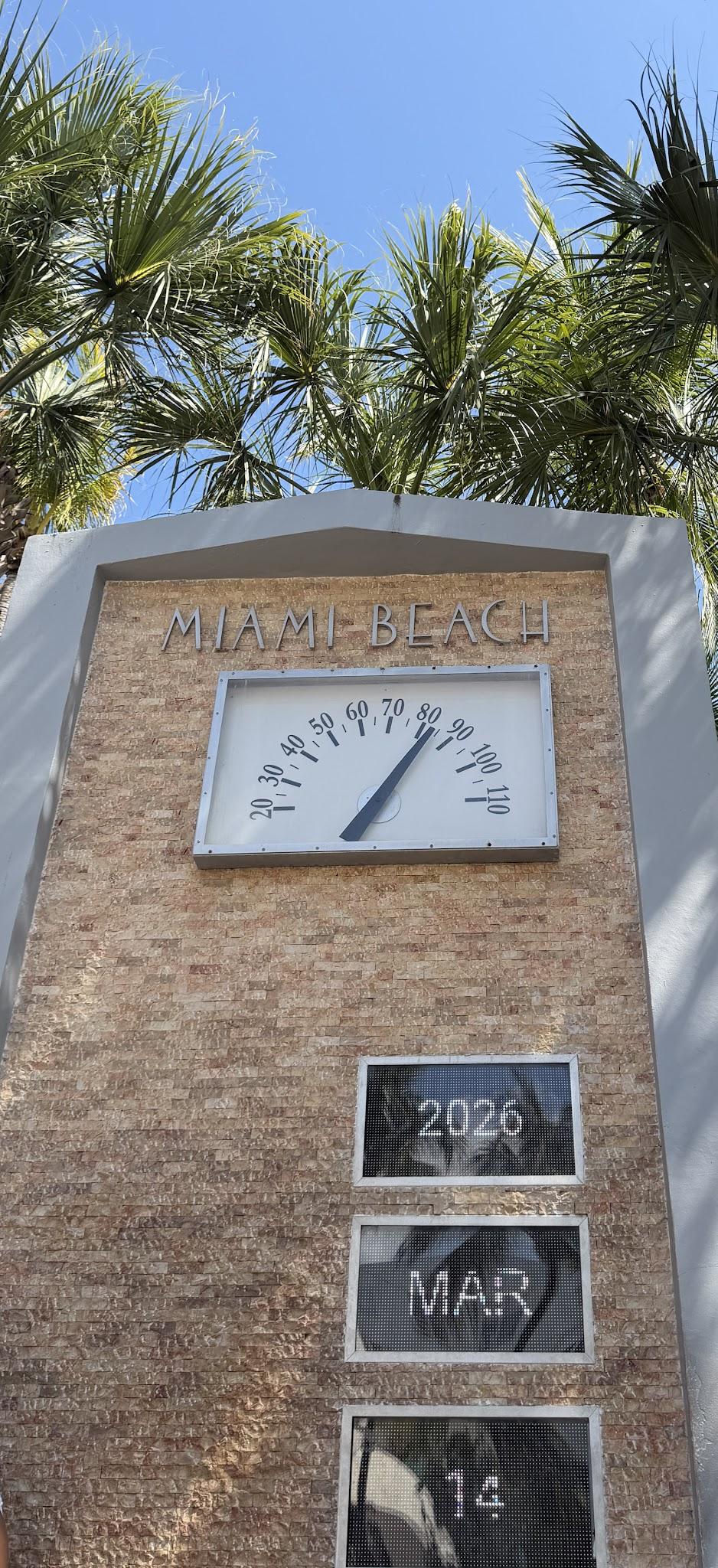 MIAMI BEACHの気温計（約80°F）
